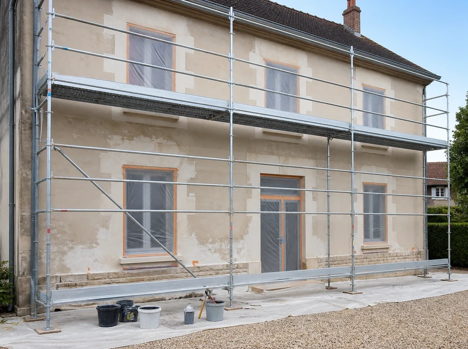 Façade d'un bâtiment ancien en cours de rénovation extérieure