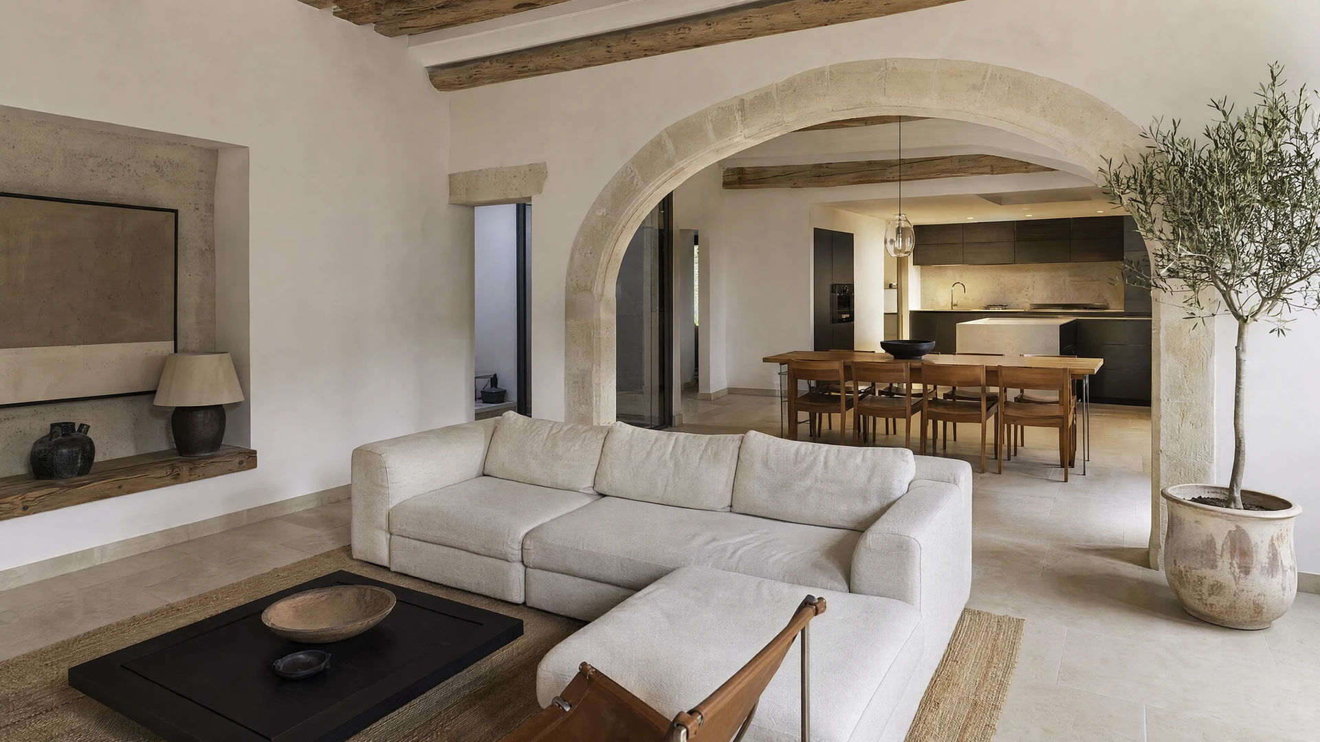 Mas provençal en pierre calcaire, 2 étages, enduit beige clair, volets et porte en bois gris-bleu, toiture en tuiles canal