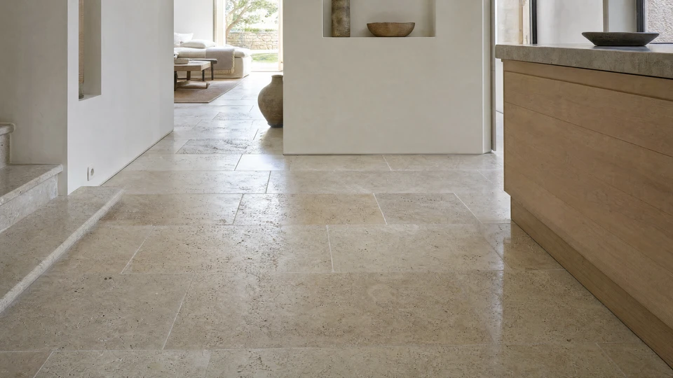 Entrée de maison de style méditerranéen, extérieur en pierre calcaire beige
